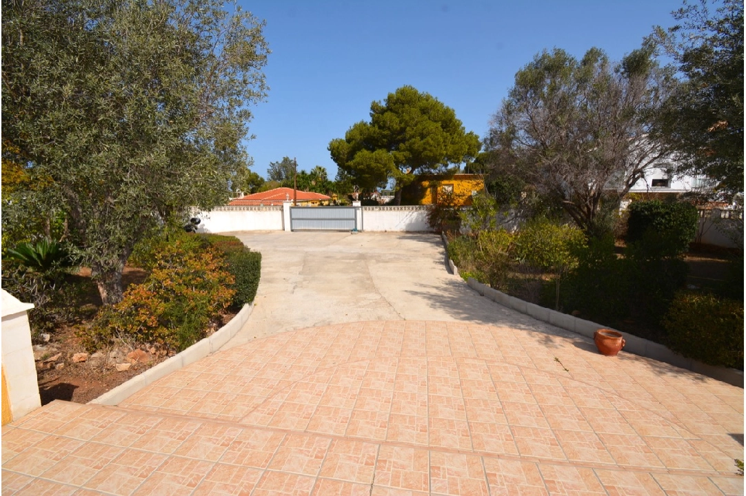 villa en Denia en vente, construit 230 m², ano de construccion 1974, estado bien cuidado, + calefaccion central, aire acondicionado, terrain 1396 m², 4 chambre, 2 salle de bains, piscina, ref.: BC-7708-31