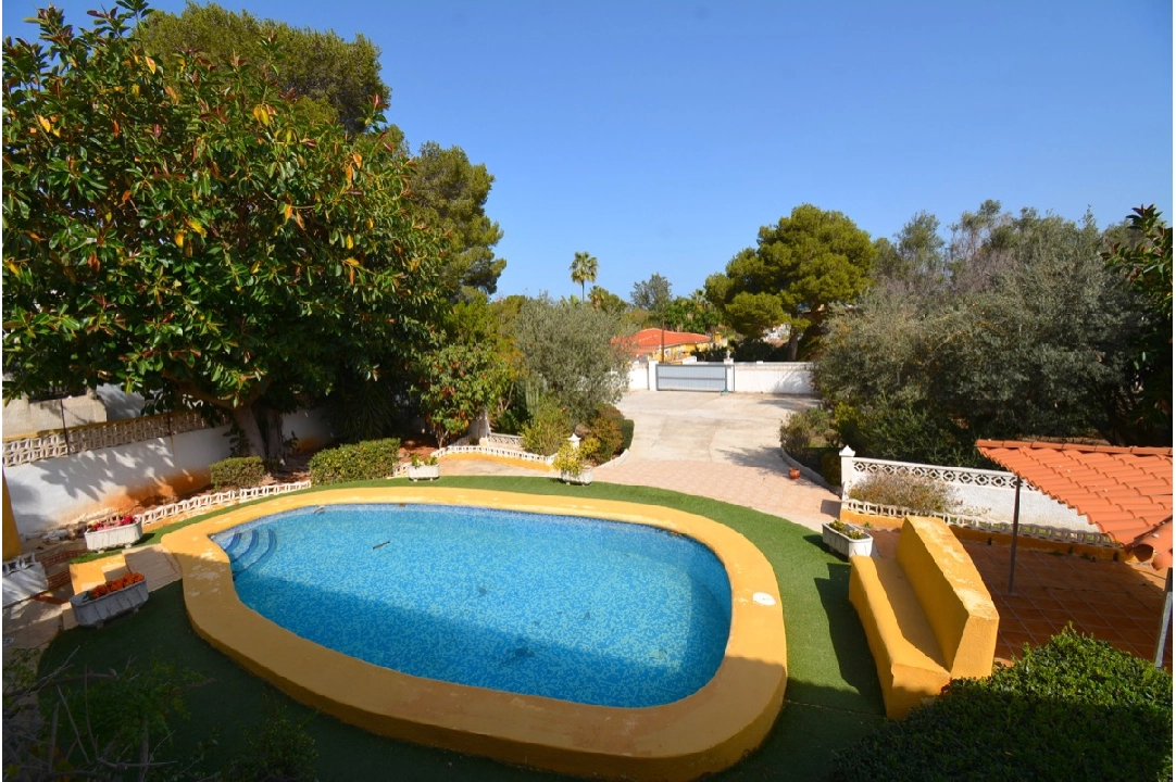 villa en Denia en vente, construit 230 m², ano de construccion 1974, estado bien cuidado, + calefaccion central, aire acondicionado, terrain 1396 m², 4 chambre, 2 salle de bains, piscina, ref.: BC-7708-5